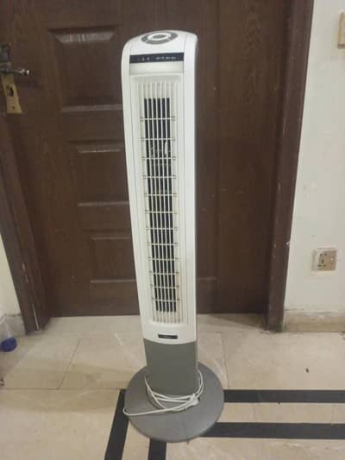 white-tower-fan-with-digital-display-and-remote-control-big-0